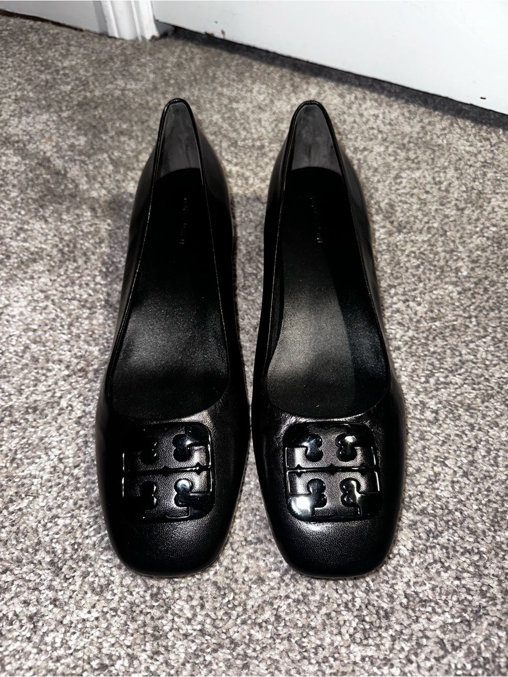 NIB Tory Burch Black Paris Goat Leather Logo Block Heel Pumps - Size 10